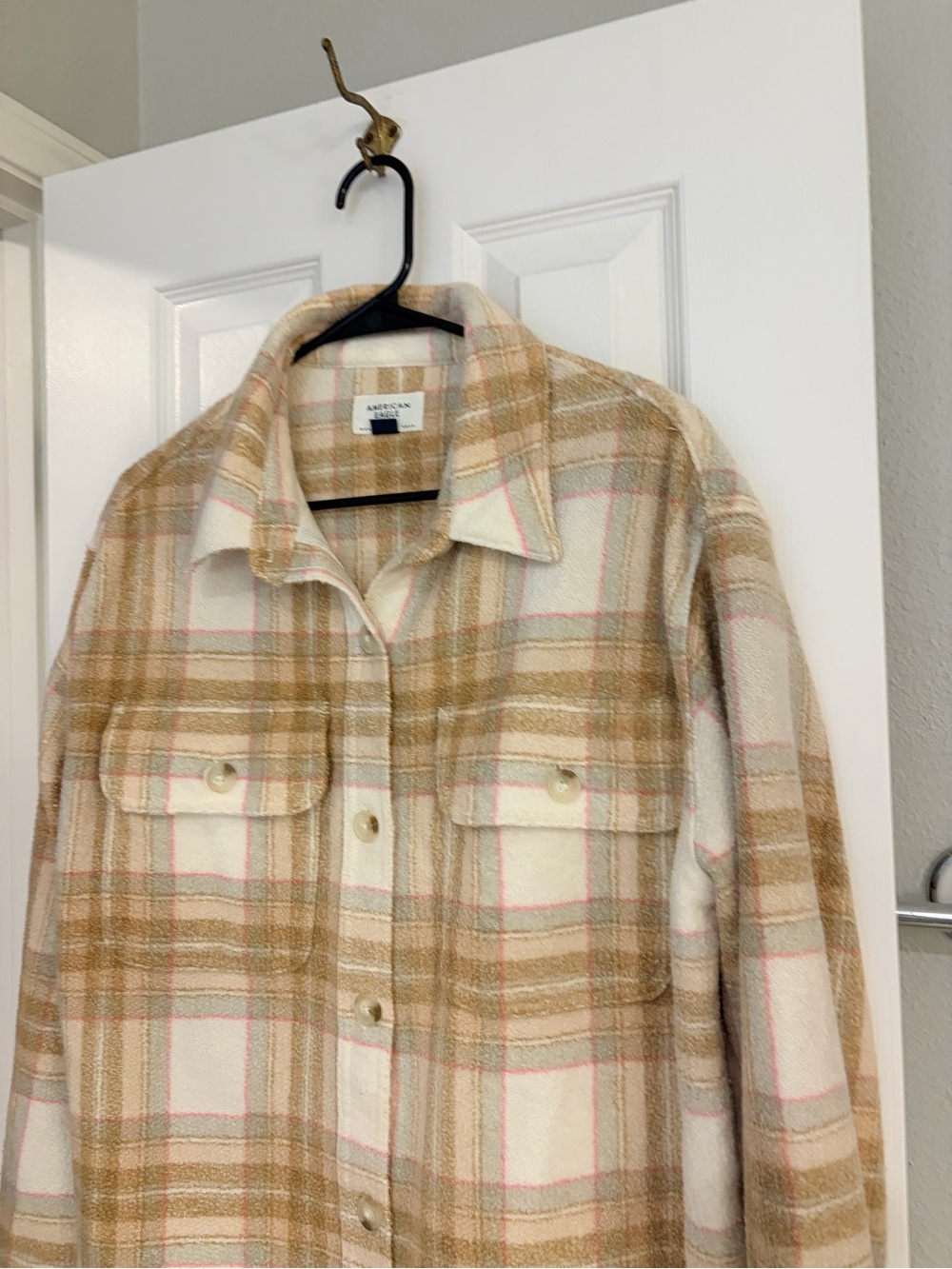 American Eagle Plaid Fleece Shacket Small Cream Tan Pink Flannel - Picture 5 of 9